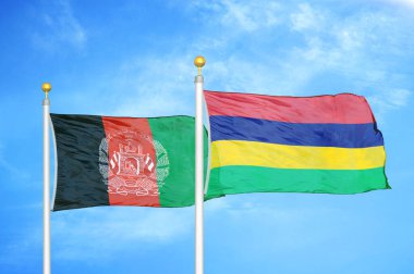 Afganistan ve Mauritius bayrak direkleri ve mavi bulutlu arka planda iki bayrak