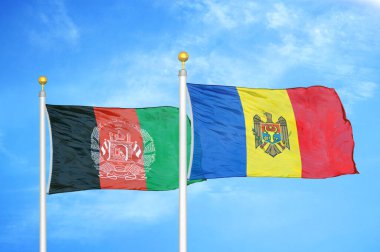 Afganistan ve Moldova bayrak direkleri ve mavi bulutlu arka planda iki bayrak