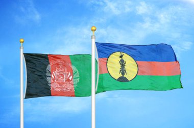 Afganistan ve Yeni Kaledonya bayrak direkleri ve mavi bulutlu arka planda iki bayrak