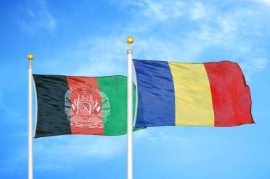 Afganistan ve Romanya bayrak direkleri ve mavi bulutlu arka planda iki bayrak