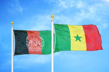 Afganistan ve Senegal bayrak direkleri ve mavi bulutlu arka planda iki bayrak