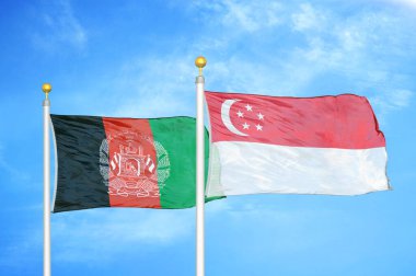 Afganistan ve Singapur bayrak direkleri ve mavi bulutlu arka planda iki bayrak