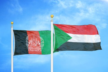 Afganistan ve Sudan bayrak direkleri ve mavi bulutlu arka planda iki bayrak