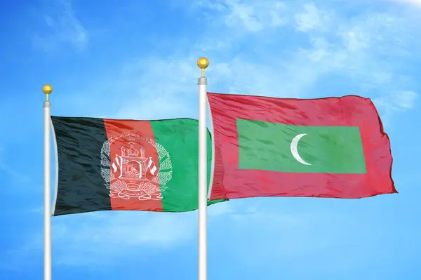 Afganistan Maldivler Bayrak Direkleri Mavi Bulutlu Arka Planda Iki Bayrak — Stok fotoğraf