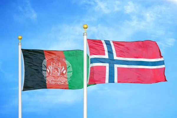 Afghanistan Und Norwegen Zwei Flaggen Auf Fahnenmasten Und Blauer Wolkenverhangener — Stockfoto