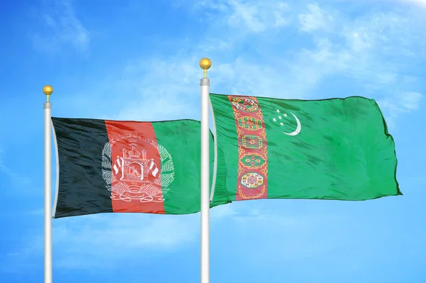 Afganisztán Türkmenisztán Két Zászló Zászlórúd Kék Felhős Háttér — Stock Fotó