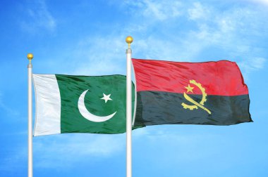 Pakistan ve Angola bayrak direkleri ve mavi bulutlu arka planda iki bayrak