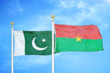 Pakistan ve Burkina Faso bayrak direkleri ve mavi bulutlu arka planda iki bayrak