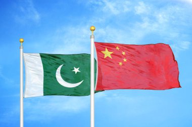 Pakistan ve Çin bayrak direkleri üzerinde iki bayrak ve mavi bulutlu arka plan