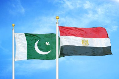 Pakistan ve Mısır bayrak direkleri üzerinde iki bayrak ve mavi bulutlu arka plan