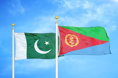 Pakistan ve Eritre bayrak direkleri ve mavi bulutlu arka planda iki bayrak