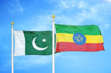 Pakistan ve Etiyopya bayrak direkleri ve mavi bulutlu arka planda iki bayrak