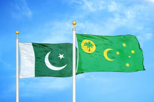 Пакистан Кокосові Острови Два Прапори Флагштоках Синє Хмарне Небо — стокове фото