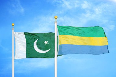 Pakistan ve Gabon bayrak direkleri üzerinde iki bayrak ve mavi bulutlu arka plan