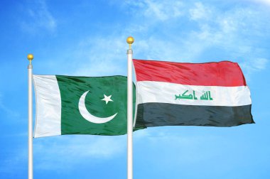 Pakistan ve Irak bayrak direkleri üzerinde iki bayrak ve mavi bulutlu arka plan