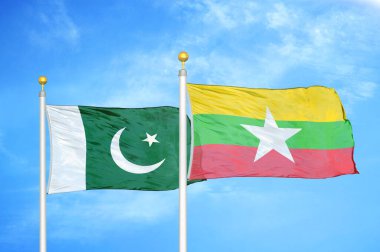 Pakistan ve Myanmar bayrak direkleri ve mavi bulutlu arka planda iki bayrak