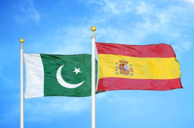 Pakistan ve İspanya bayrak direkleri ve mavi bulutlu arka planda iki bayrak