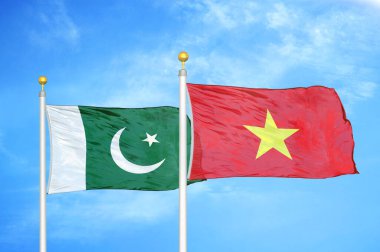 Pakistan ve Vietnam bayrak direkleri üzerinde iki bayrak ve mavi bulutlu arka plan