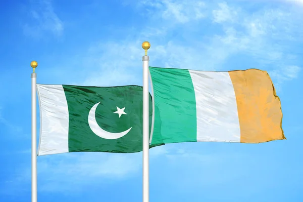 Пакистан Ірландія Два Прапори Флагштоках Синє Хмарне Небо — стокове фото