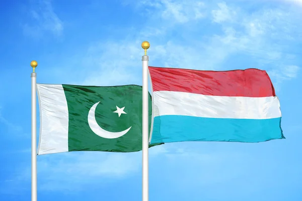 Pakistan Luxemburg Twee Vlaggen Vlaggenmasten Blauwe Bewolkte Lucht Achtergrond — Stockfoto