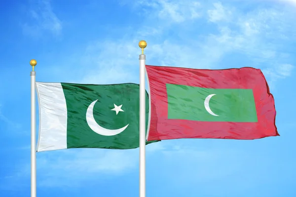 Pakisztán Maldív Szigetek Két Zászló Zászlórúd Kék Felhős Háttér — Stock Fotó