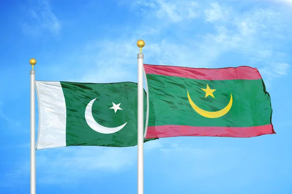 Пакистан Мавританія Два Прапори Флагштоках Синє Хмарне Небо — стокове фото