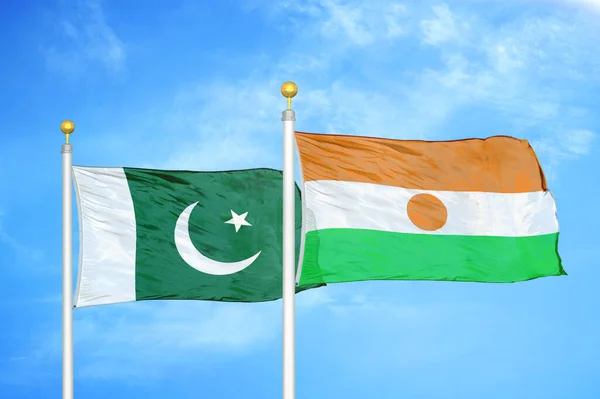 Pakistán Níger Dos Banderas Sobre Asta Bandera Fondo Azul Cielo —  Fotos de Stock