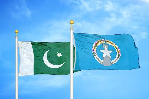 Pákistán Severní Mariany Dvě Vlajky Vlajkových Stožárech Modrá Oblačná Obloha — Stock fotografie