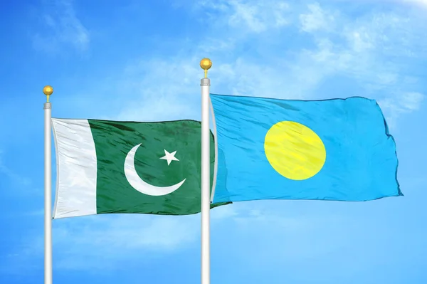 Pakistan Palaos Deux Drapeaux Sur Les Mâts Bleu Ciel Nuageux — Photo