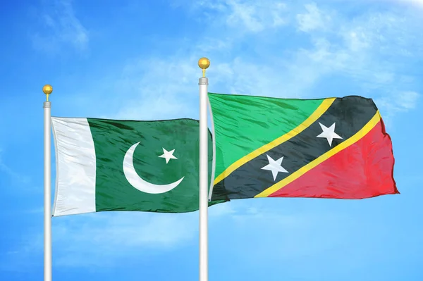 Pakistan Und Kitts Und Nevis Zwei Flaggen Auf Fahnenmasten Und — Stockfoto