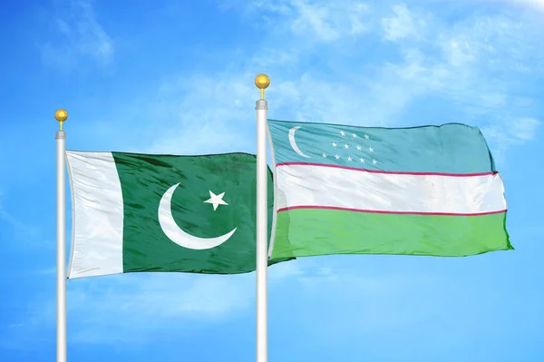 Пакистан Узбекистан Два Прапори Флагштоках Синє Хмарне Небо — стокове фото