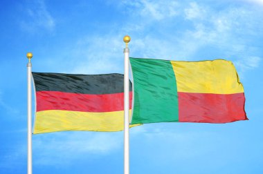Almanya ve Benin bayrak direkleri üzerinde iki bayrak ve mavi bulutlu arka plan