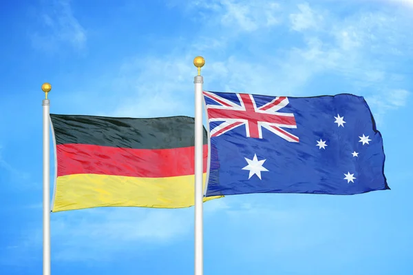 Alemania Australia Dos Banderas Sobre Asta Bandera Fondo Azul Cielo — Foto de Stock