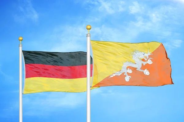 Alemanha Butão Duas Bandeiras Postes Bandeira Azul Céu Nublado Fundo — Fotografia de Stock