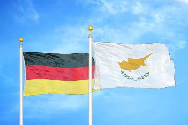 Alemanha Chipre Duas Bandeiras Postes Bandeira Azul Céu Nublado Fundo — Fotografia de Stock