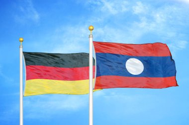 Almanya ve Laos bayrak direkleri ve mavi bulutlu arka planda iki bayrak