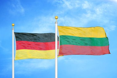 Almanya ve Litvanya bayrak direkleri ve mavi bulutlu arka planda iki bayrak