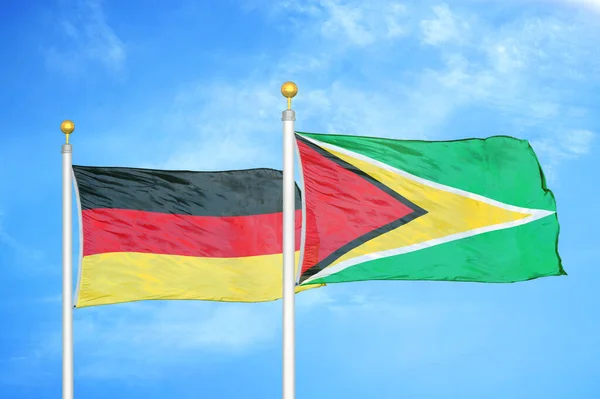 Almanya Guyana Bayrak Direkleri Mavi Bulutlu Arka Planda Iki Bayrak — Stok fotoğraf