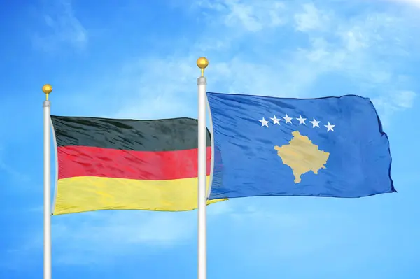 Alemanha Kosovo Duas Bandeiras Postes Bandeira Azul Céu Nublado Fundo — Fotografia de Stock