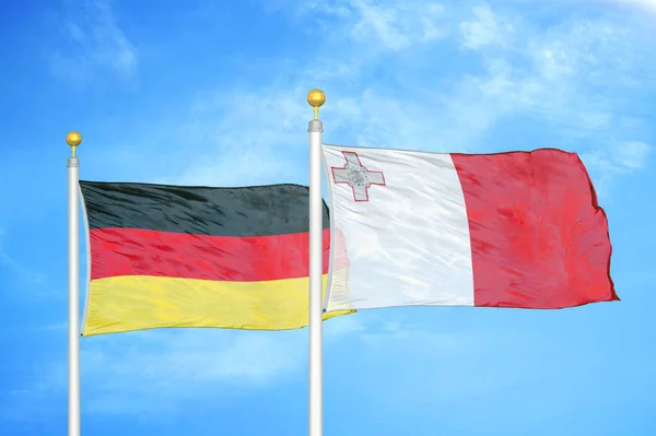 Alemanha Malta Duas Bandeiras Postes Bandeira Azul Céu Nublado Fundo — Fotografia de Stock