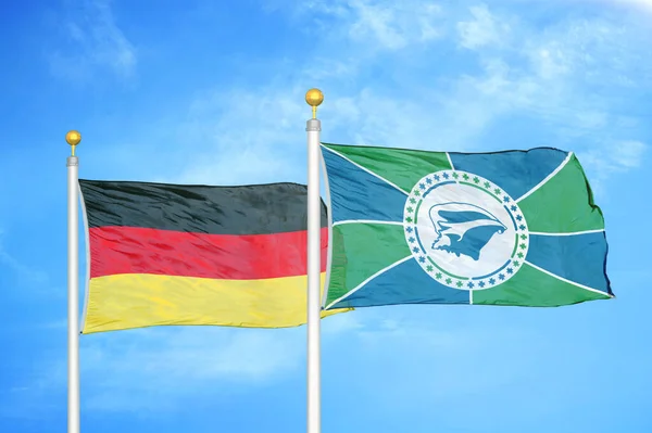 Alemanha Martinica Duas Bandeiras Postes Bandeira Azul Céu Nublado Fundo — Fotografia de Stock