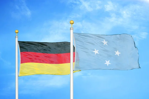 Duitsland Micronesië Twee Vlaggen Vlaggenmasten Blauwe Bewolkte Lucht Achtergrond — Stockfoto