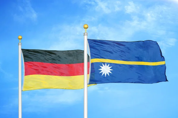 Alemanha Nauru Duas Bandeiras Postes Bandeira Fundo Azul Céu Nublado — Fotografia de Stock