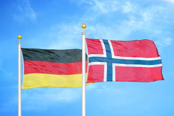 Deutschland Und Norwegen Zwei Flaggen Auf Fahnenmasten Und Blauer Wolkenverhangener — Stockfoto