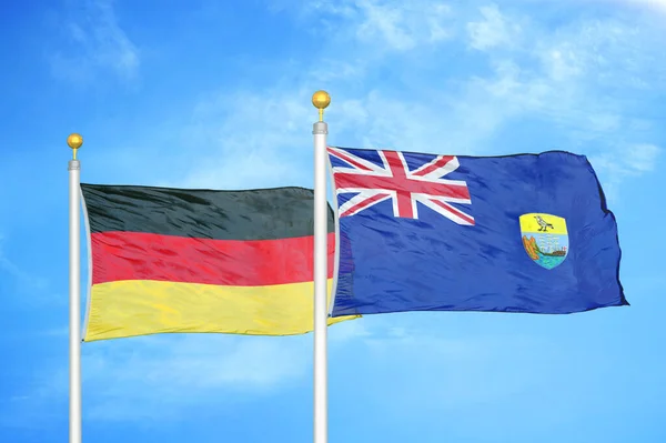 Alemania Santa Helena Dos Banderas Sobre Asta Bandera Fondo Azul — Foto de Stock