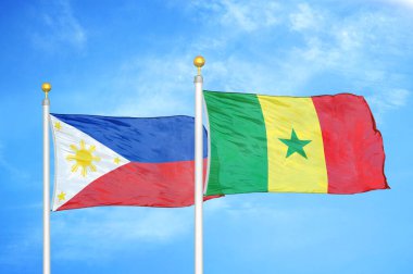 Filipinler ve Senegal bayrak direkleri ve mavi bulutlu arka planda iki bayrak