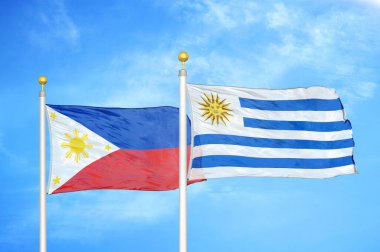 Filipinler ve Uruguay bayrak direkleri ve mavi bulutlu arka planda iki bayrak