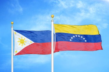 Filipinler ve Venezuela bayrak direkleri ve mavi bulutlu arka planda iki bayrak