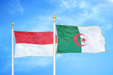 Endonezya ve Cezayir bayrak direkleri üzerinde iki bayrak ve mavi bulutlu arka plan