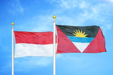 Endonezya, Antigua ve Barbuda bayrak direğinde iki bayrak ve mavi bulutlu arka plan